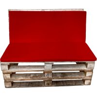 Houten palletbank met rood kussen